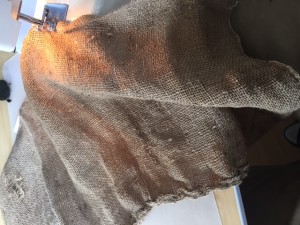 Das Tuch, mit dem die Rähmchen abgedeckt werden, damit die Bienen nicht am Deckel bauen, habe ich einfach aus einem alten Kartoffelsack zurechtgeschnitten und genäht
